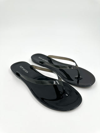 Black jelly thong sandals with glossy T-strap and open toe