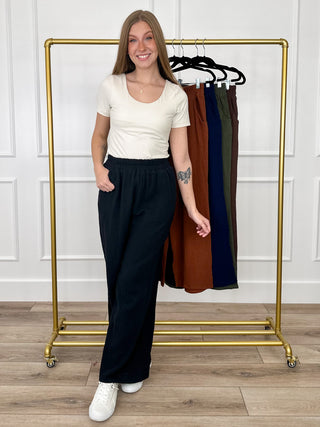 High-rise lightweight pants in black, elastic waist with gathered waistband