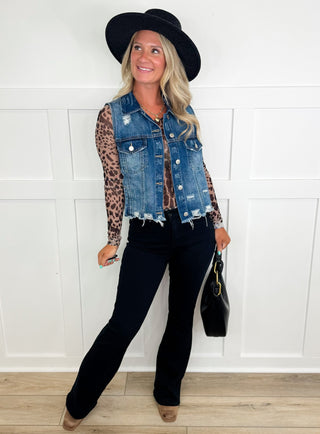 Leopard-print-sleeve denim jacket with black pants and wide-brim hat
