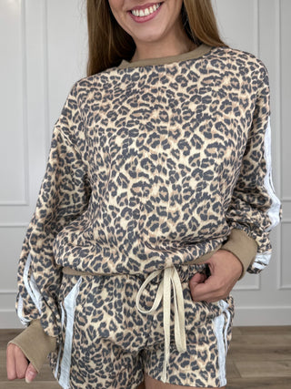 Leopard print crewneck sweatshirt with long sleeves and front drawstring waist