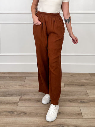 High-rise lightweight pants in rust brown, elastic waist, relaxed wide-leg fit