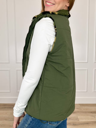 Reversible green vest, camo fleece collar, sleeveless front zipper