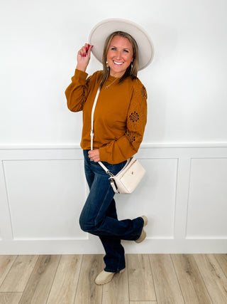 Outfit 2744: rust zip hoodie, dark jeans, white crossbody, boots, hat