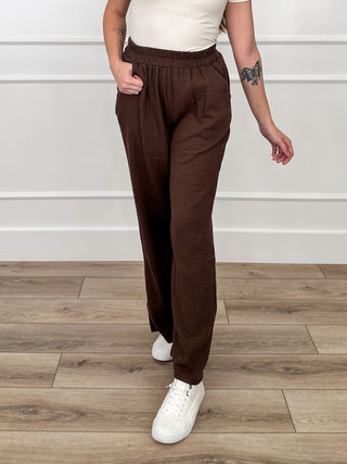 High-rise lightweight pants in chocolate brown, elastic waist, relaxed wide-leg fit