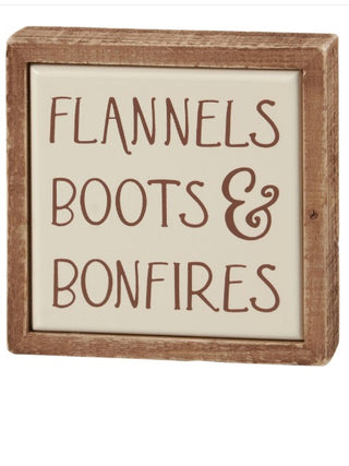 Flannels & Boots Wood Shelf Sitter