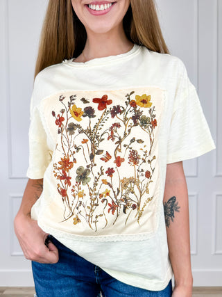 Cream cotton short-sleeve top with round neck and botanical poster print
