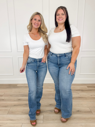 White short-sleeve top and blue straight-leg jeans outfit