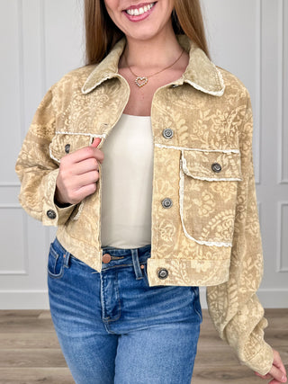 Sand patterned cropped jacket with faux-fur collar, button front, flap pockets