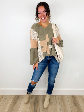 Outfit 2670: lace-sleeve knit top and ripped blue skinny jeans