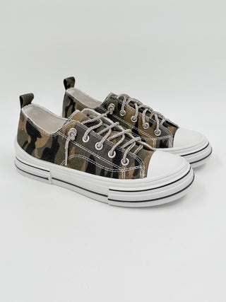 Green camo canvas low-top sneakers, lace-up with white rubber sole and striped accents