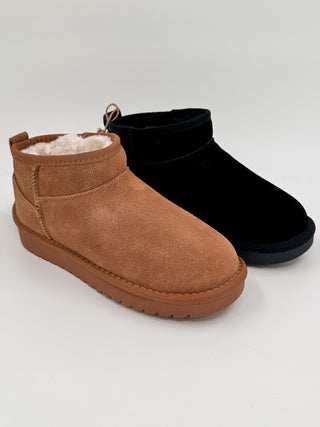 Leather booties in black and cognac brown, ankle height with shearling