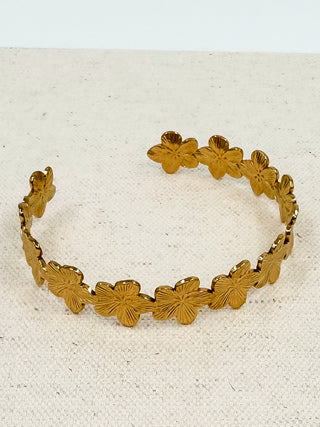 Gold bracelet with floral embossed links and scalloped edge