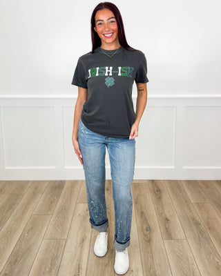 Women’s graphic T-shirt in dark gray and blue jeans outfit with sneakers