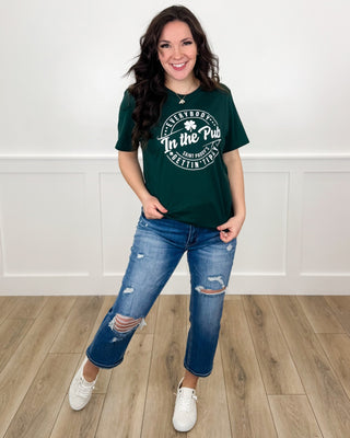 Outfit 3093: dark green graphic T-shirt with blue ripped jeans and white sneakers