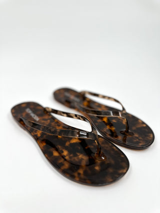 Tortoise-pattern jelly thong sandals with glossy T-strap and open toe