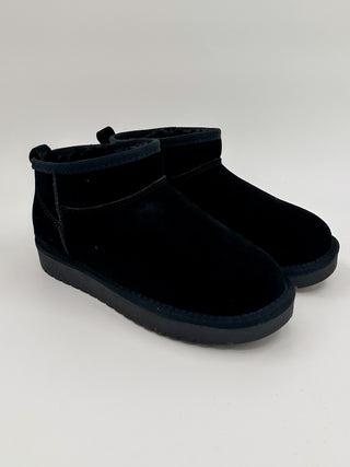 Black leather booties with shearling lining, ankle-high suede