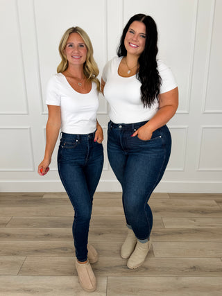 Dark wash skinny jeans, non-distressed, five-pocket design and belt loops