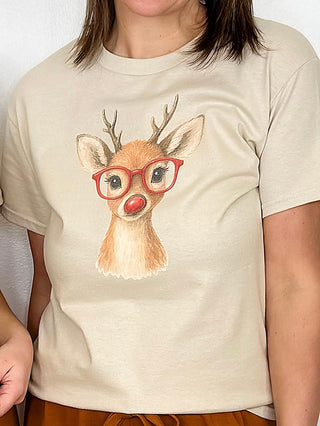 Cream short-sleeve graphic tee with cute reindeer wearing red glasses