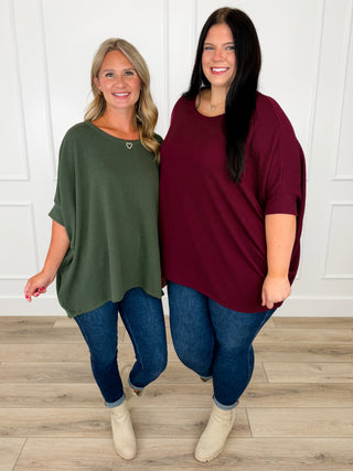 Green ribbed short-sleeve top with curved hem and round neckline