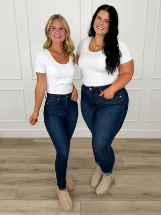 White short-sleeve scoop-neck top, close-fitting basic tee